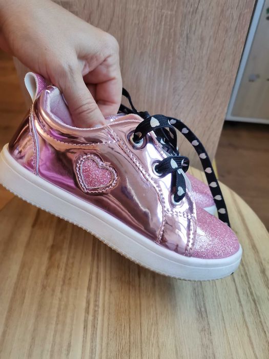 Детски лачени кецове