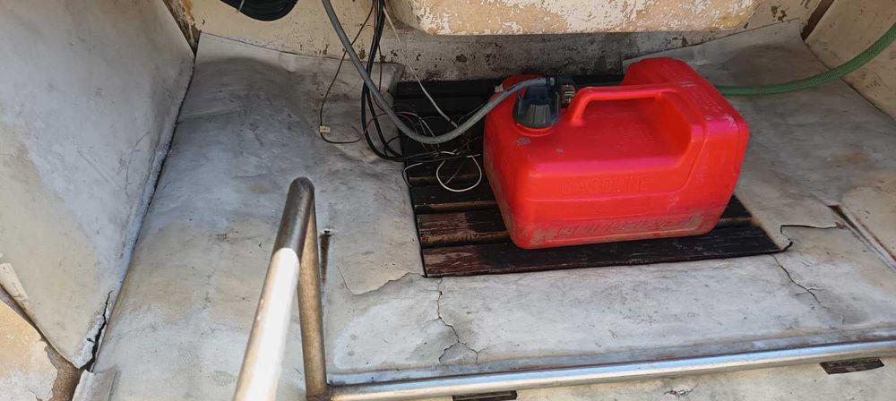 Продавам лодка-тип скутер CONERO DELFINO-450 1983 г. Без Колесар!!! Сз