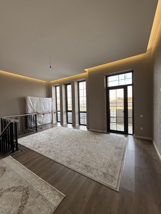 Юнусабад. Уч кахрамон постдан 5 км да жойлашган. Таййор кодедж.