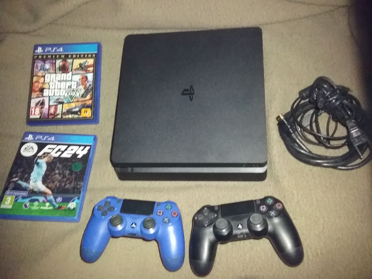 PS4 slim si PRO cu GTA5 ,FIFA 2024 ,Minecraft ,Spiderman si MANETE PS4