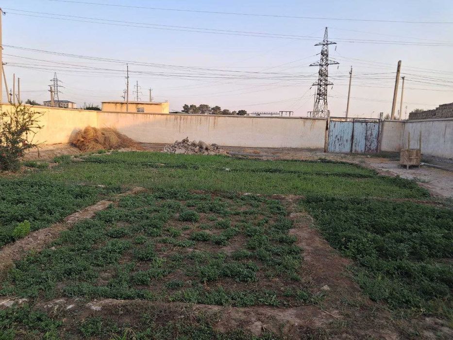 Uy hovli sotiladi 12 sotix