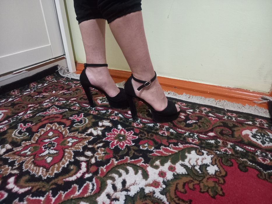 Туфли қара замш сатылады бағасы  15 мың  жағдай жақсы размер 38