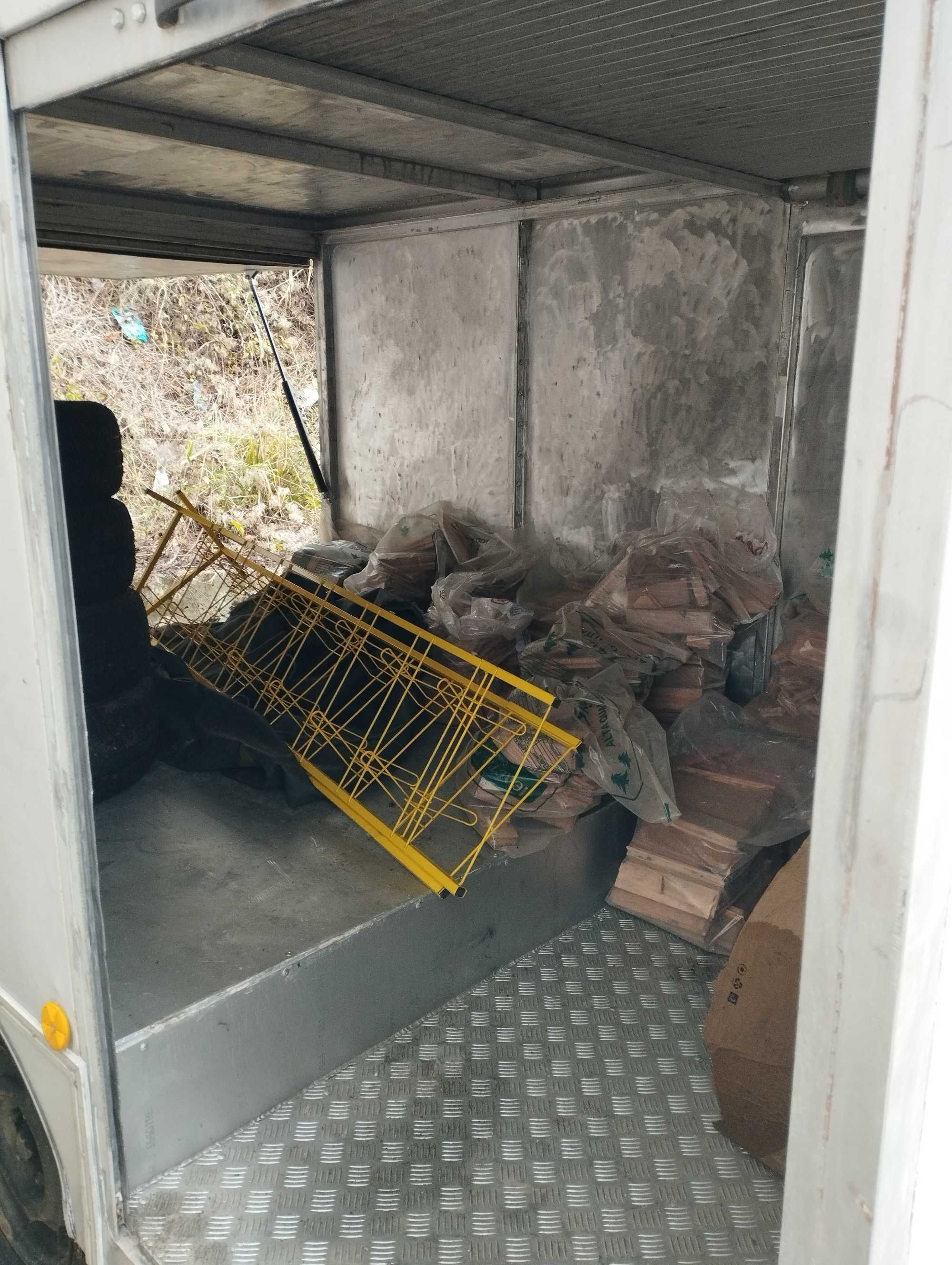 Продавам закрито ремарке