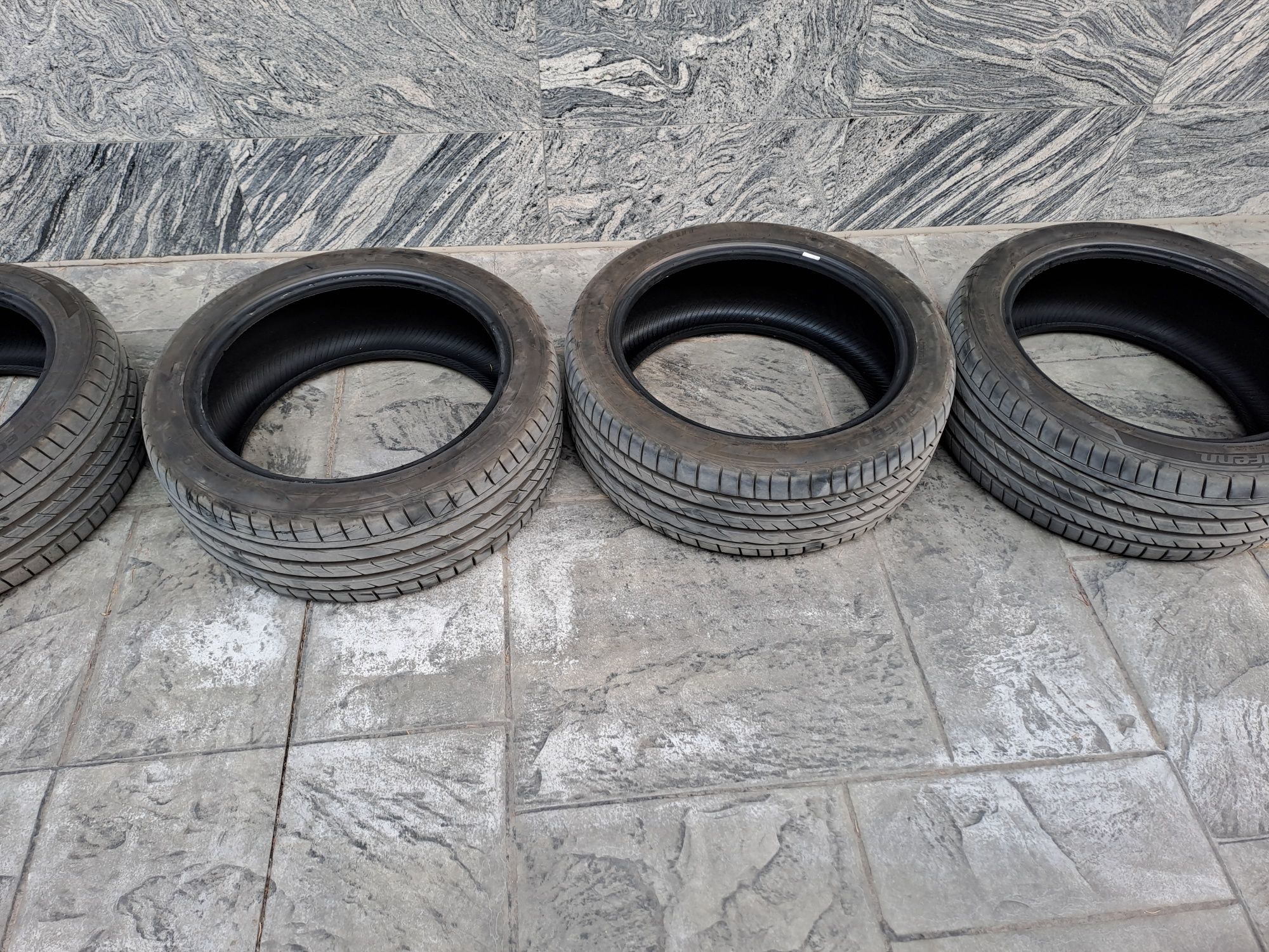 Продавам гуми LAUFFEN  225 / 45 '18 '95 Y