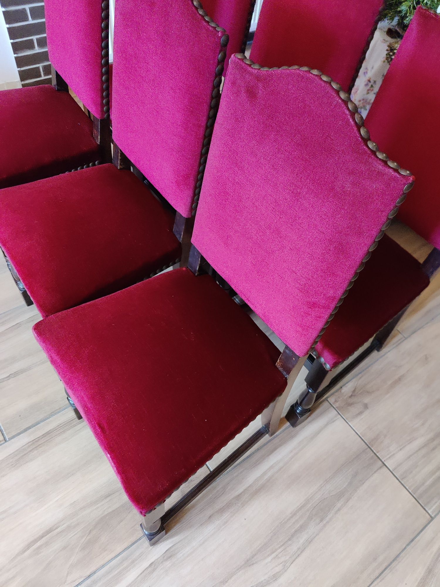 Set scaune vechi lemn de stejar, ținte și catifea roșie