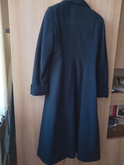 Palton negru căptușit .