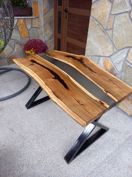 Масивна  маса от епоксидна смола и орех