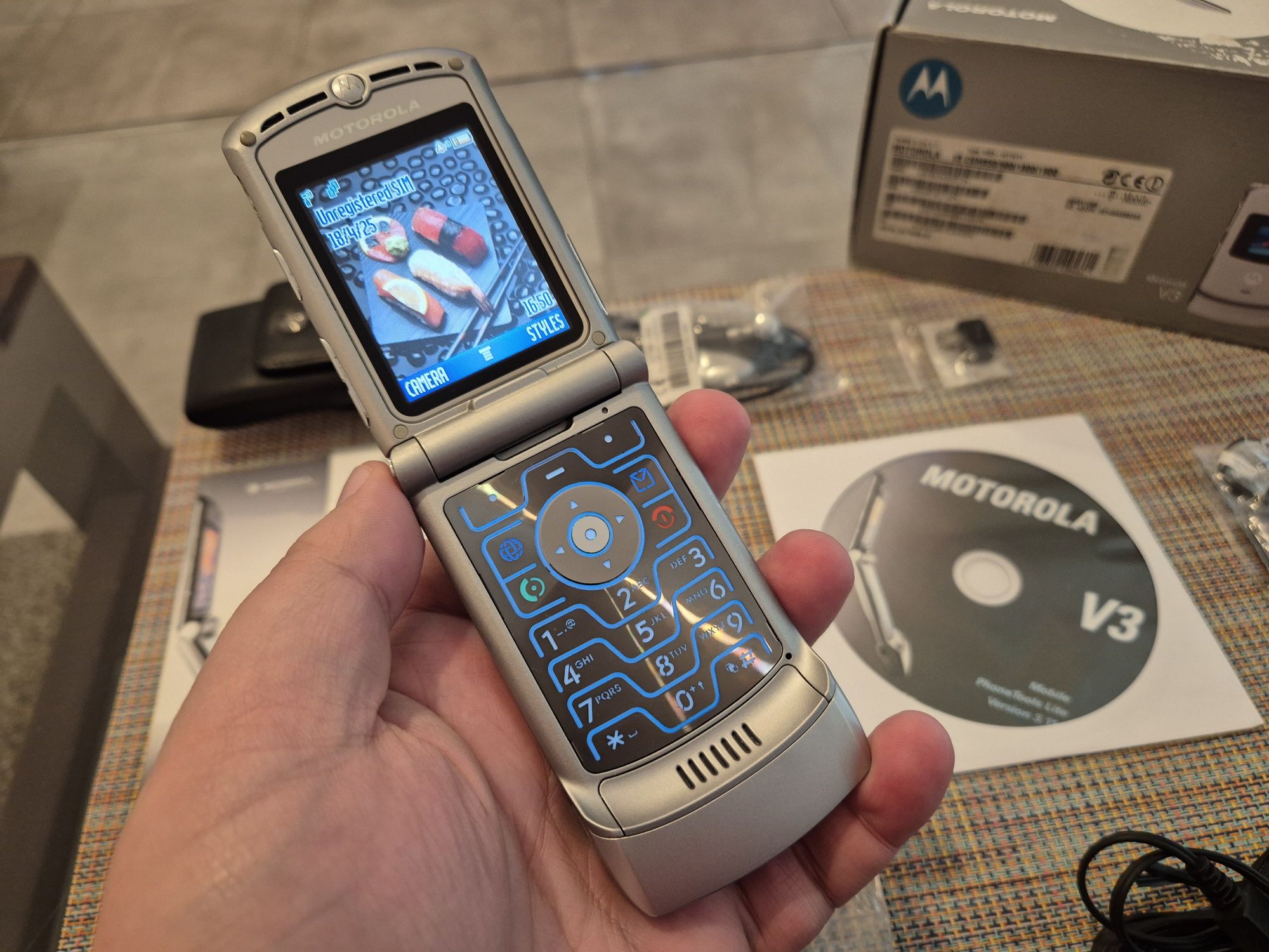 Motorola V3 full box, 10/10, acelasi IMEI peste tot, pentru colectie