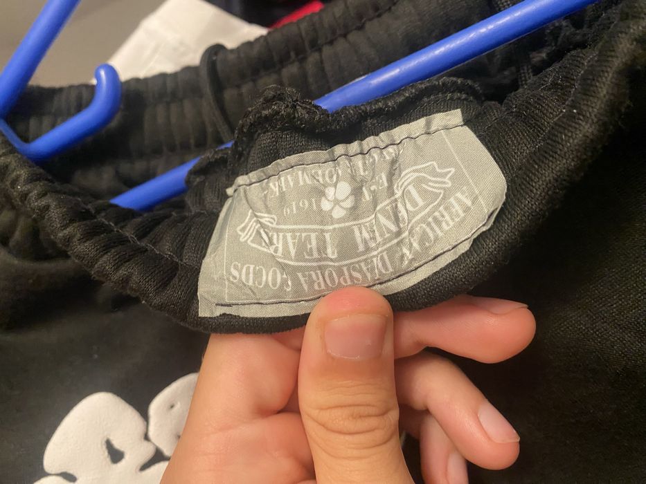 Pantaloni barbati denim tears