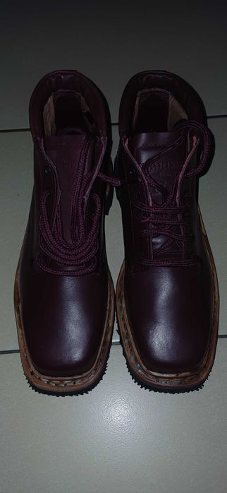 Vand bocanci de munte noi