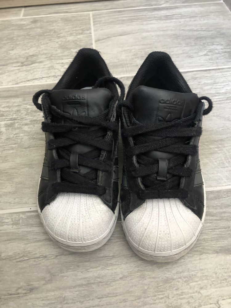 Продавам детски маратонки  Adidas
