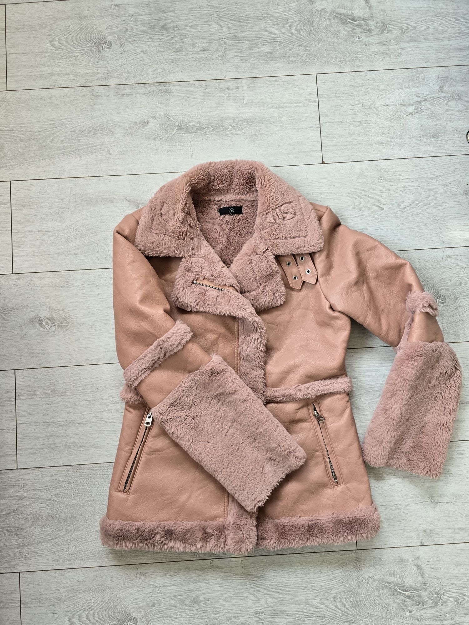Зимно яке Missguided по етикет XS  но отг на S/M