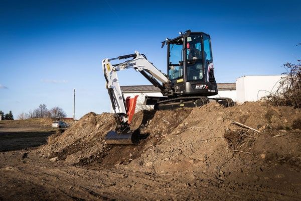 Excavator mini Bobcat de inchiriat cu operator