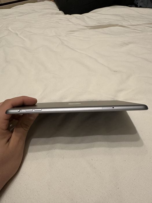 Продавам iPad mini wi-fi+ cellular 16gb Space Gray