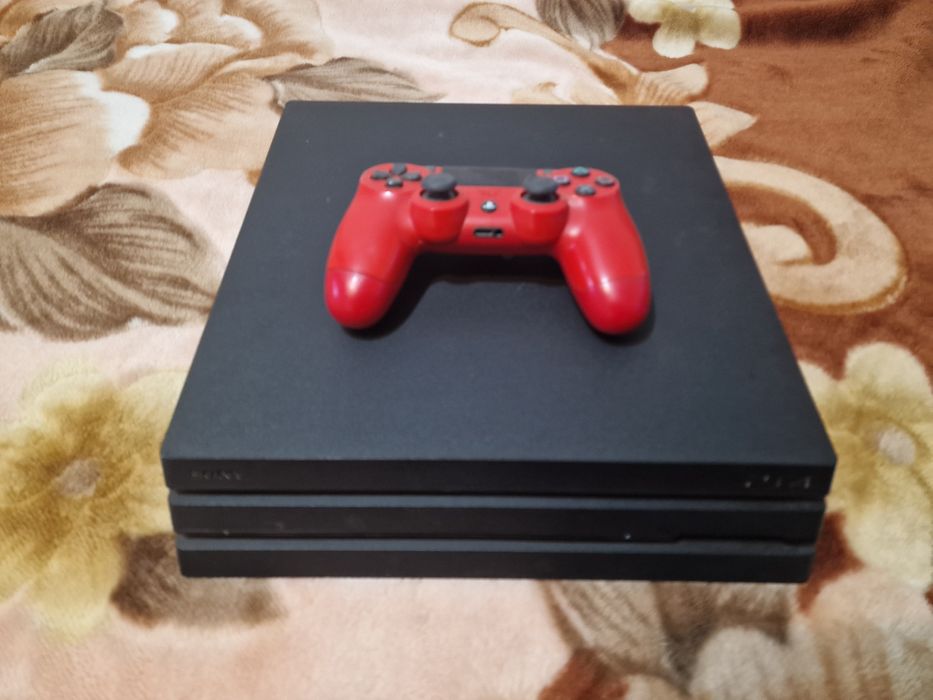 Vând PlayStation 4 PRO