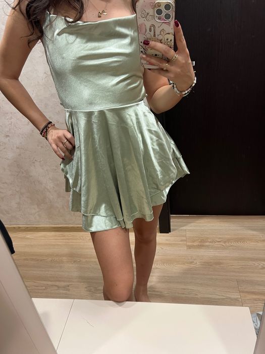 Къса нова рокля от сатен