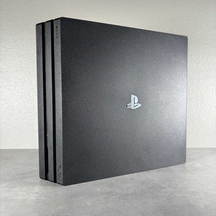 PS4 Pro с 2 джойстика и игри