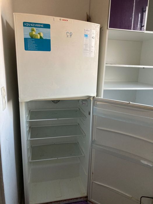 Холодильник жасап тұр тек үстінгі есік жабылмайды