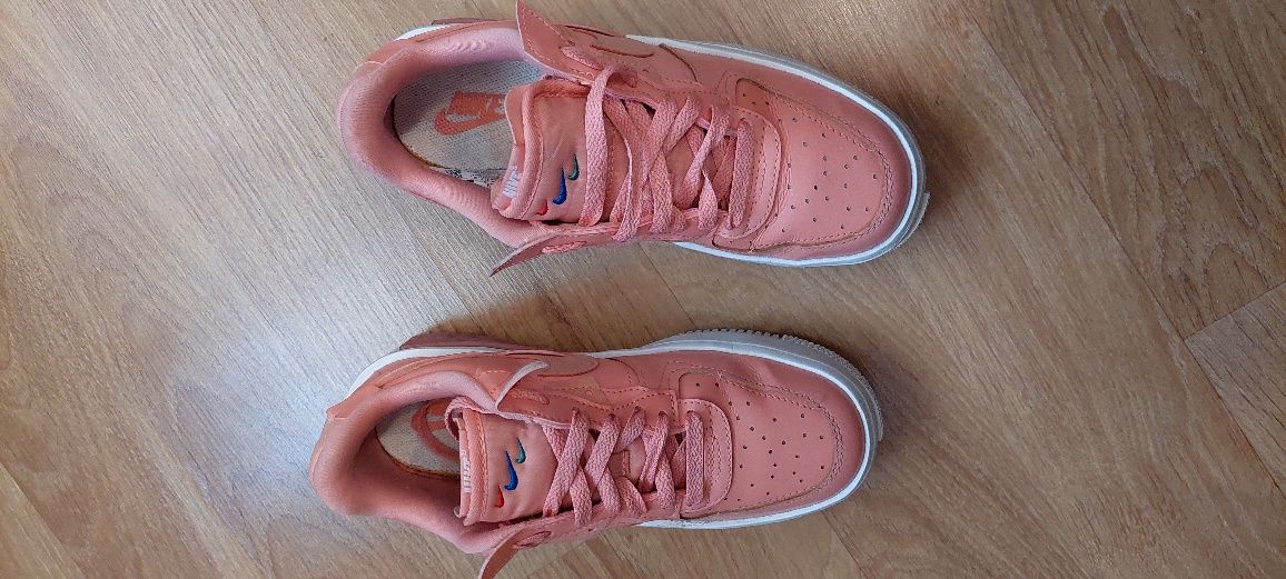 Adidași Nike,  Adidași piele întoarsă