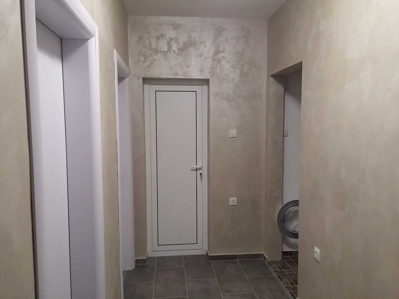 Продава се Тристаен апартамент в Добрич, Център - 94 кв.м за 1465 €/кв.м - Снимка #2