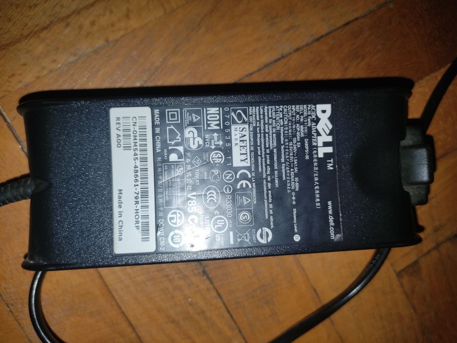 Лаптоп Dell с зарядно