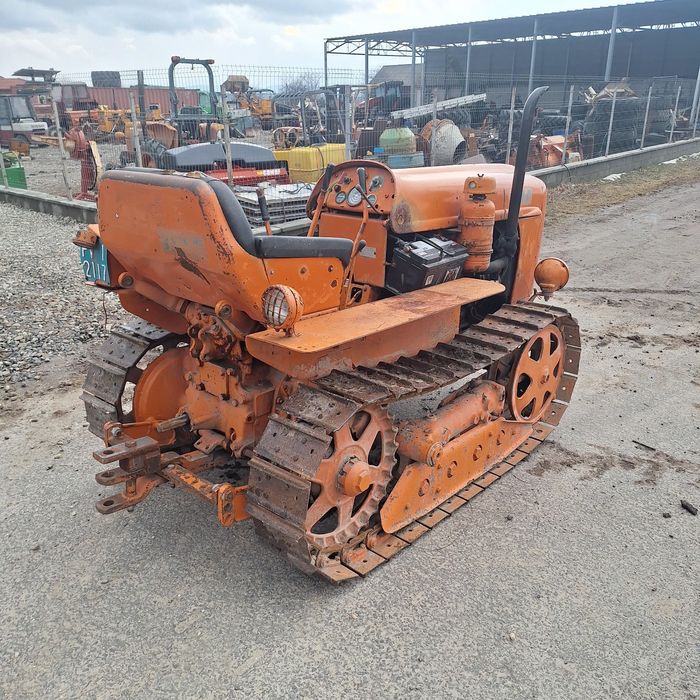 Tractor pe șenile Fiat 312 cu monobloc și priza.