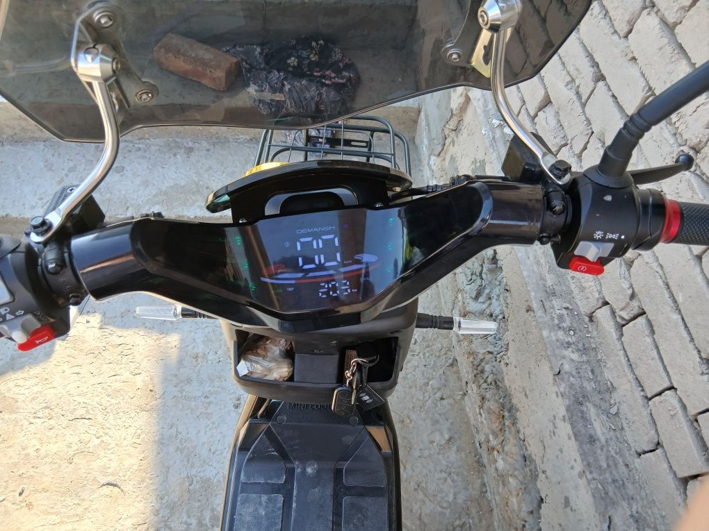Elektro skuter 60 70 km juredi avtomat kruz kantrol bar arqaga juredi