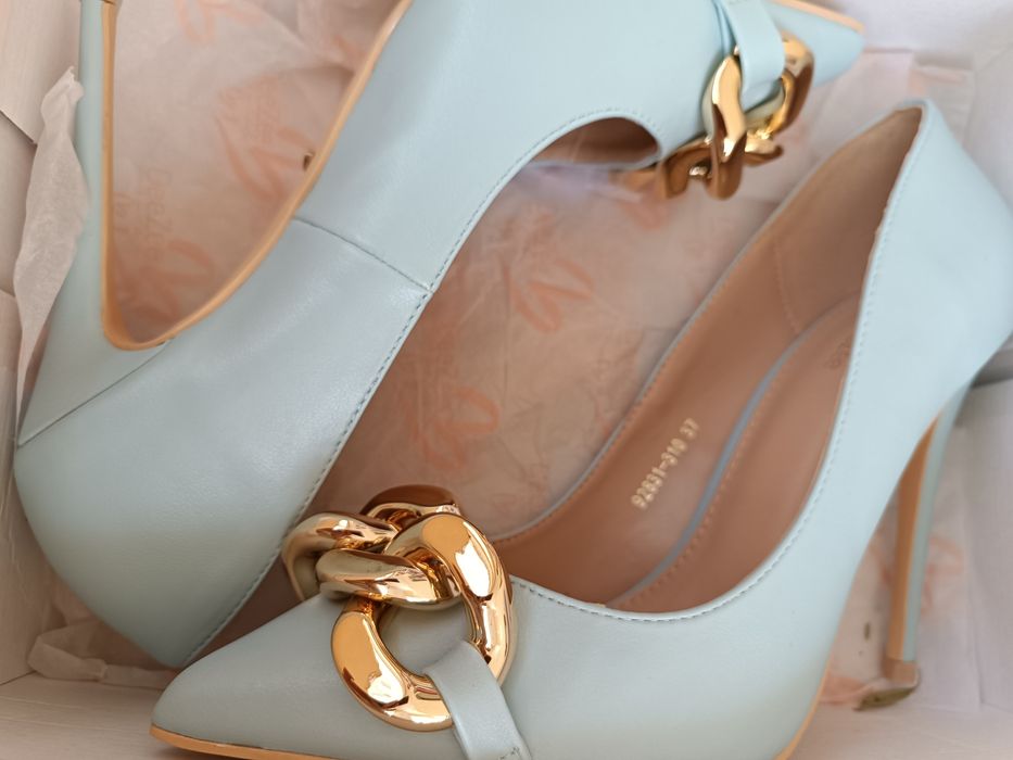 Pantofi stiletto cu detaliu auriu