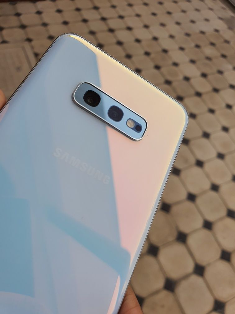 Samsung Galaxy S10e DUOS. OzU 6/128 GB. Garantya beriladi. Halol