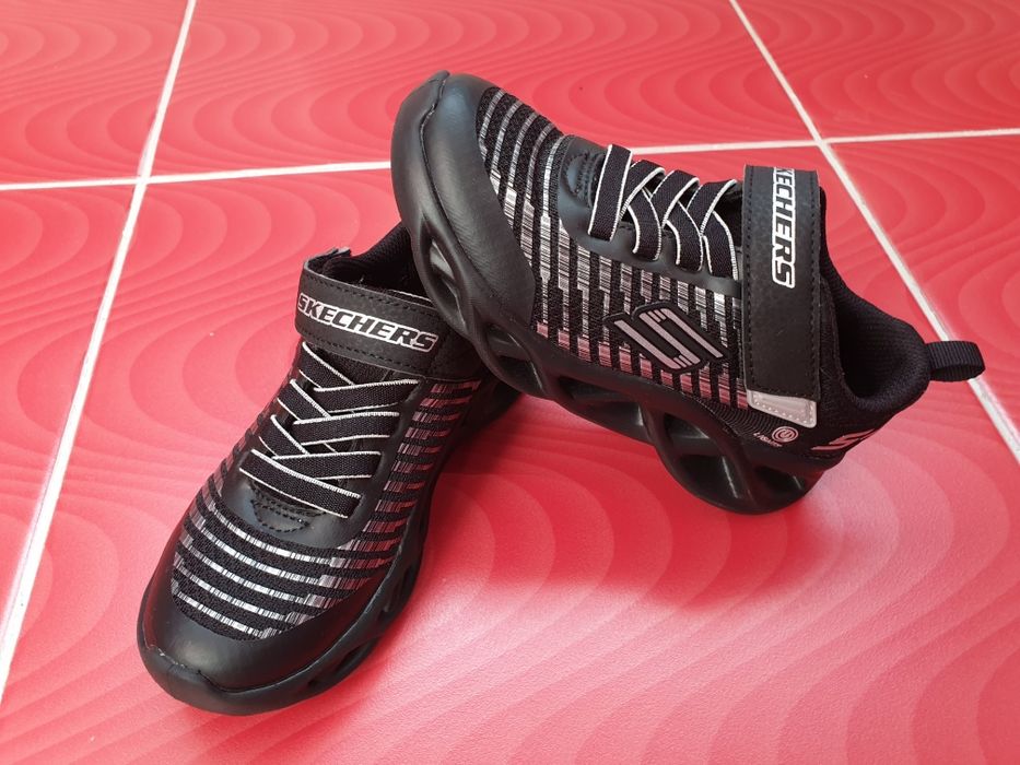 Adidasi Skechers negri cu luminite noi
