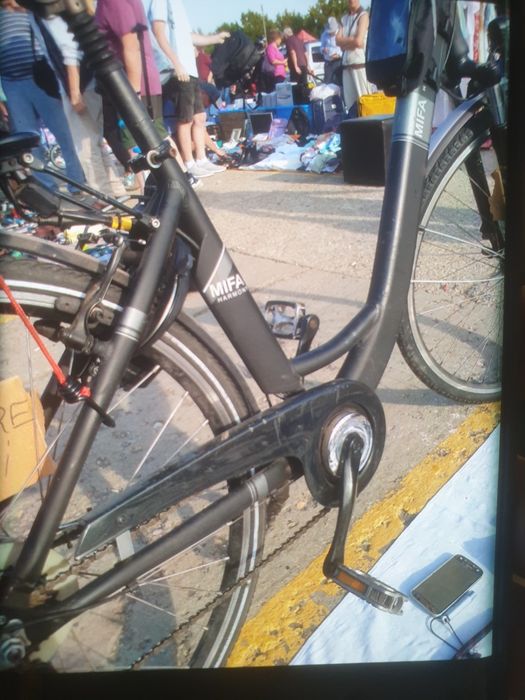 Bicicleta electrica mifa roti pe 28 este din aluminiu