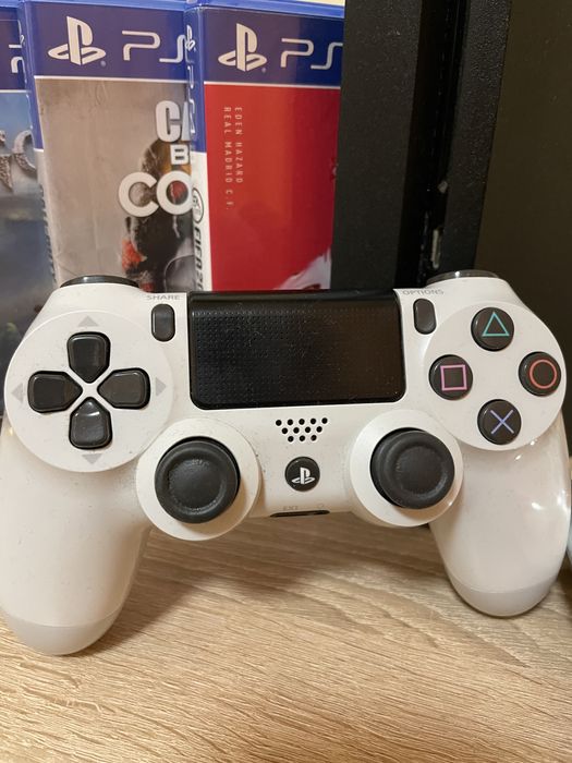 PLAYSTATION 4 slim - 2 геймпада + 7 игри на диск