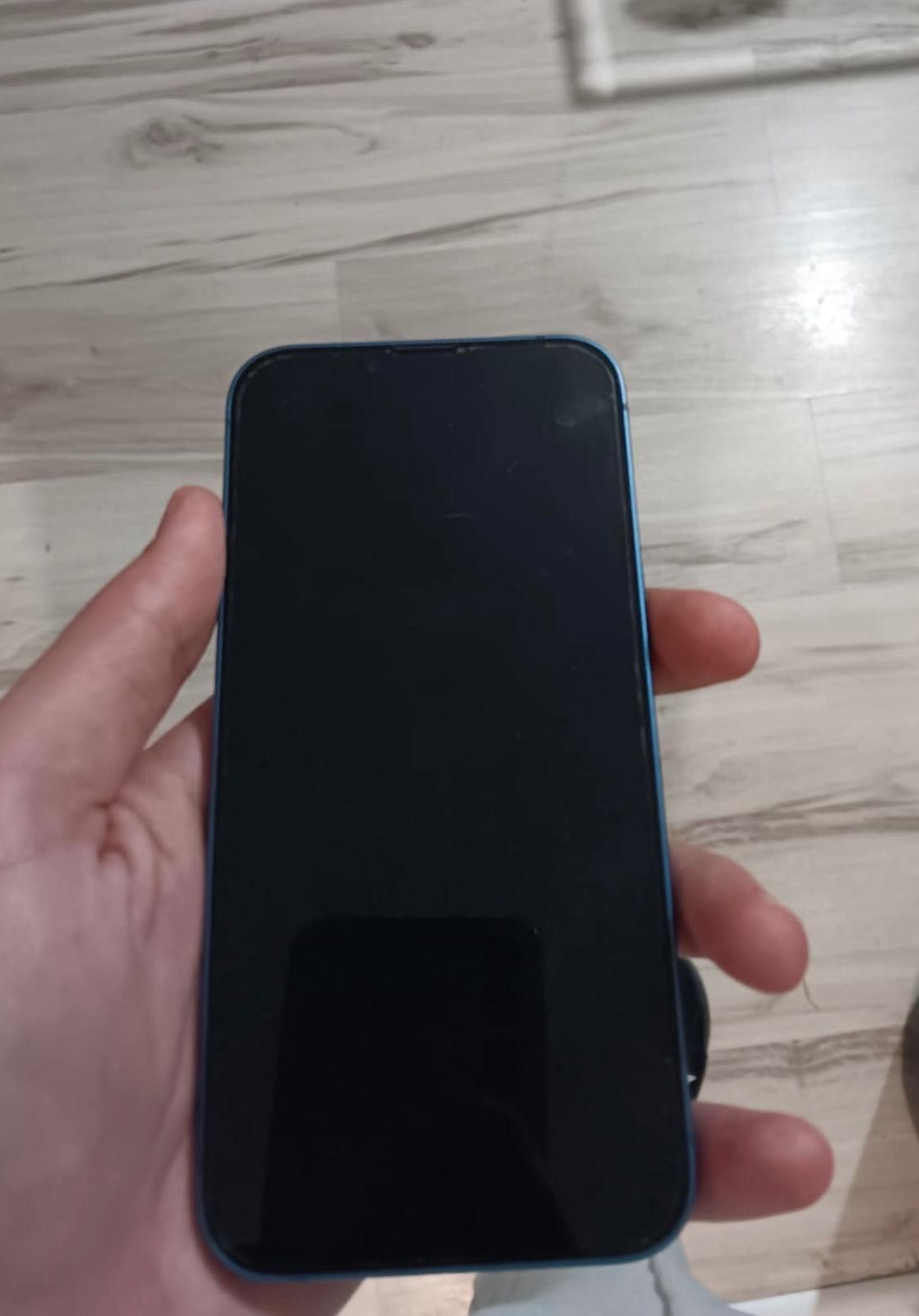 Продавам IPhone 13 128GB Син