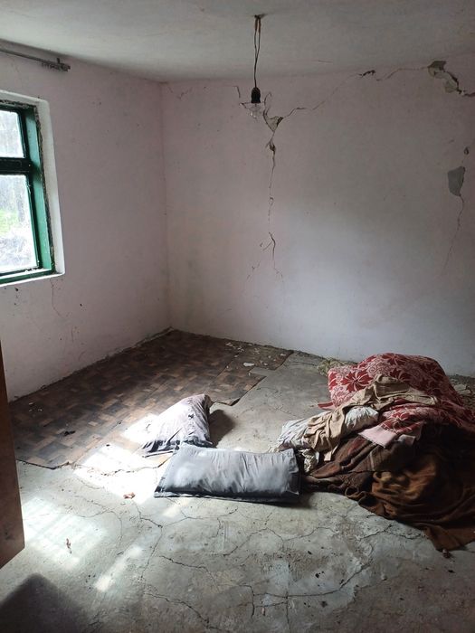 Тухлена къща с двор