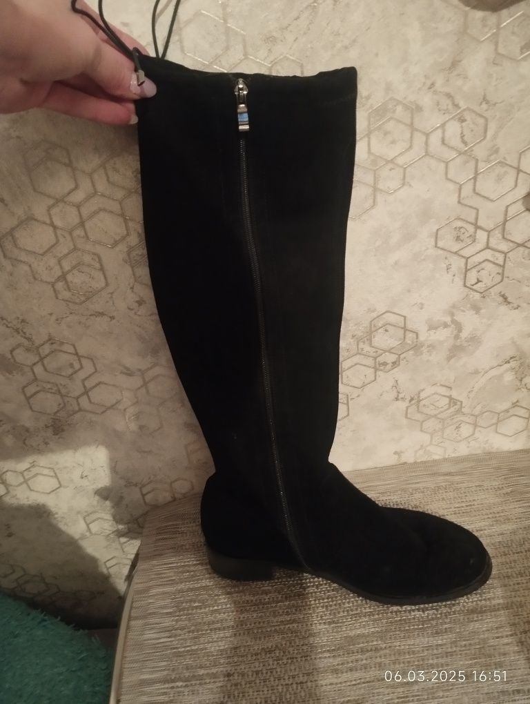 Продается женские сапоги