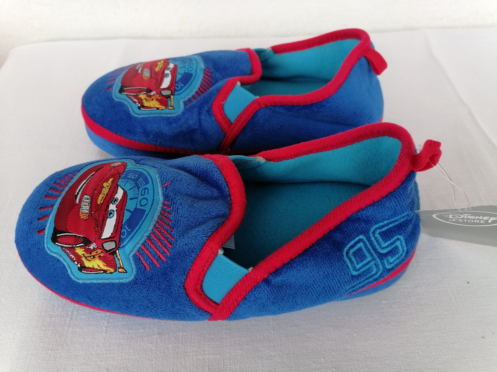 Детски пантофи от Disney Store с Маккуин