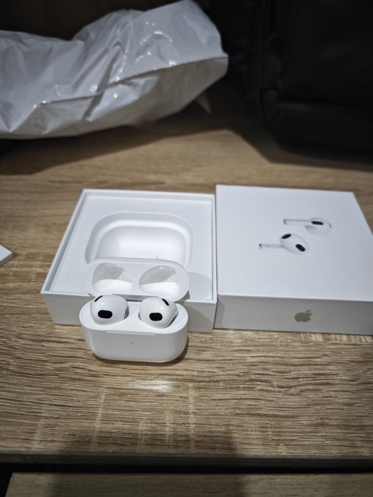 Apple AirPods 3 with Lightning Charging Case белый