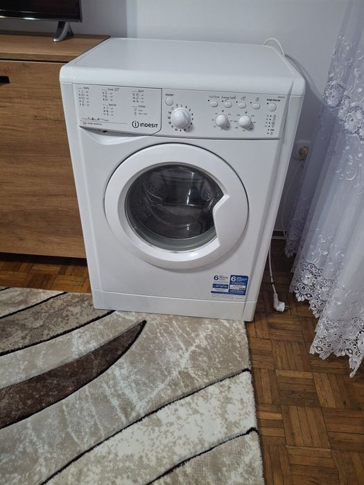 Vand masina spalat impecabila,ca noua