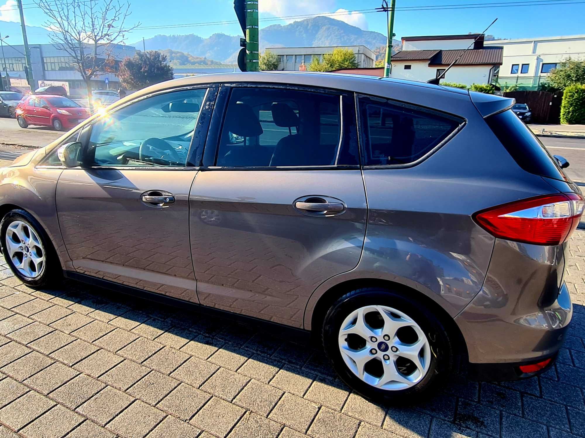 Vand Ford C-Max diesel cu un consum foarte mic