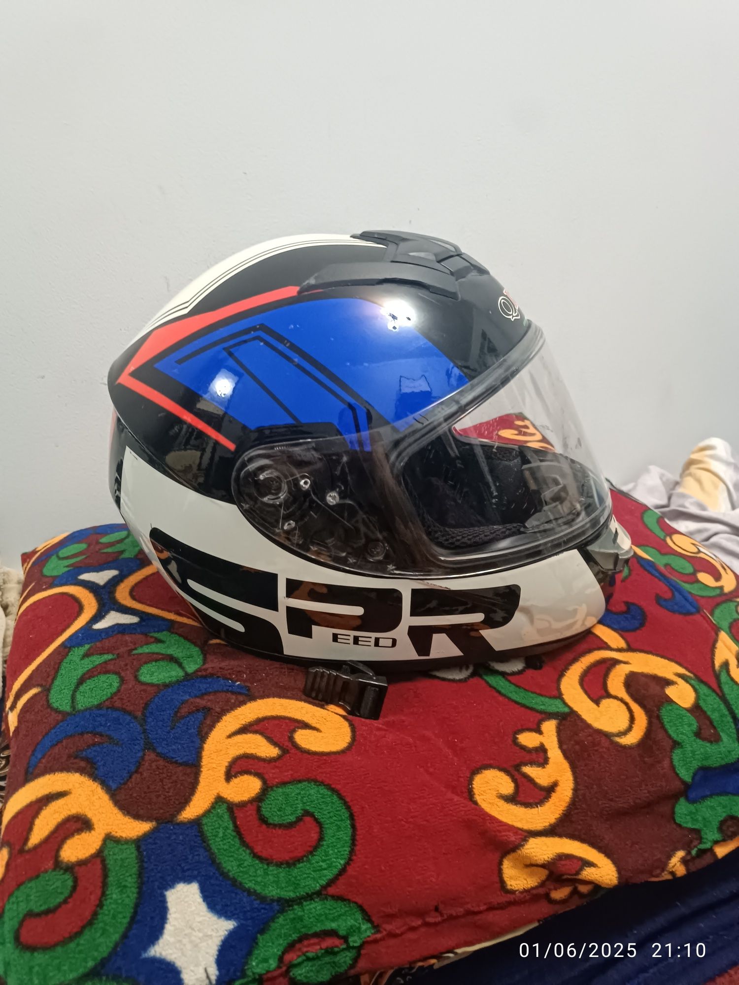 Moto shlem sotiladi holati zoʻr narxi 229.000 bu narxga bunaqaasini t