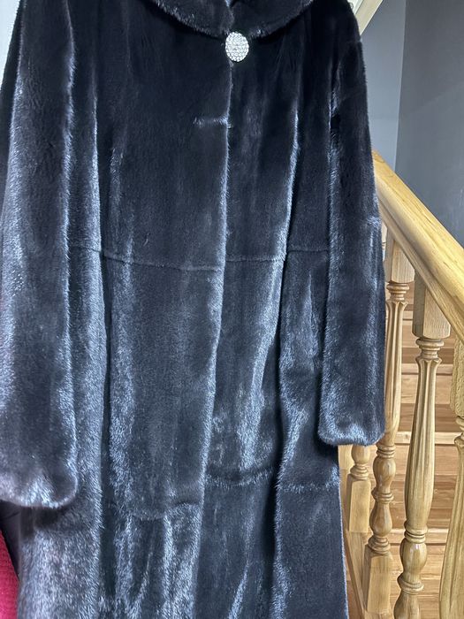 Продам норковую шубу цвет черный