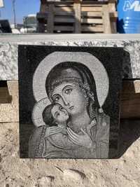 Гравирана икона Богородица с младенеца върху черен гранит