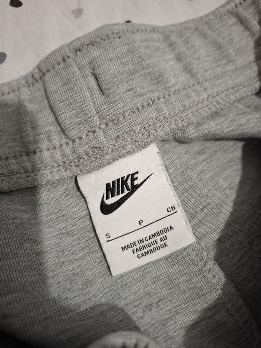 Vând Nike Tech Fleece