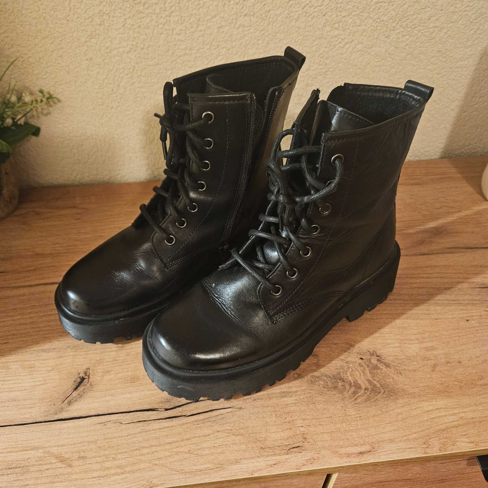 Туристически дамски боти на Lasocki