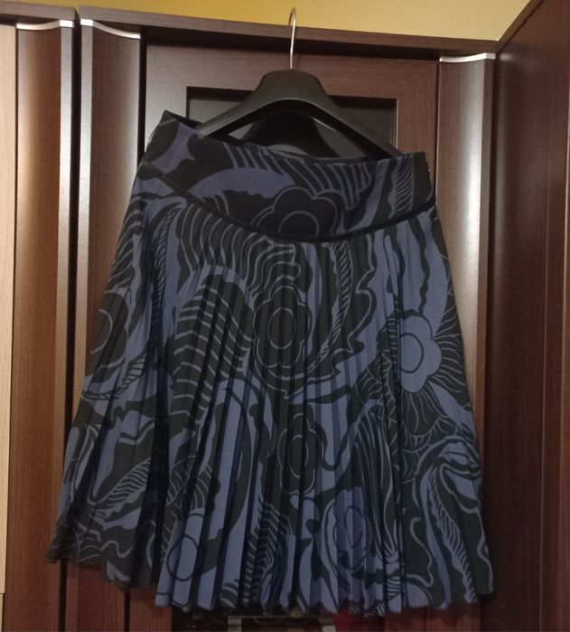 Fusta din mătase, plisată.