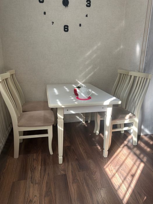 Стол и стулья для кухни