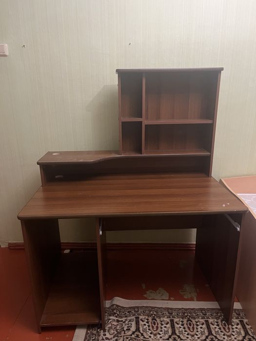 Письменный стол с полочками.