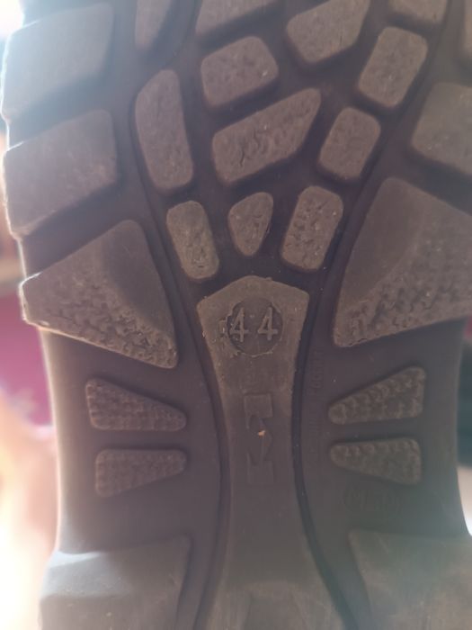 Срочно продам ботинки