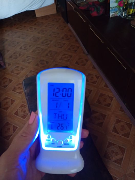 2 модела Светещи  електронни часовници показва градуси,месец ,дата и а