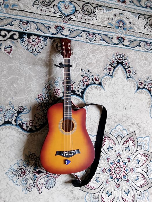 Gitara akustik holati ideal